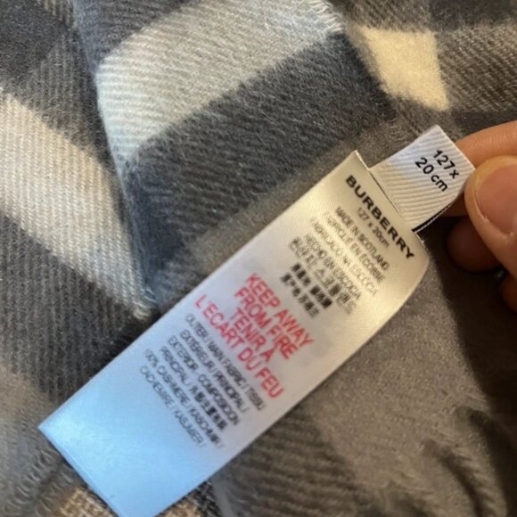 Burberry cashmere scarf - Picture 4 of 7